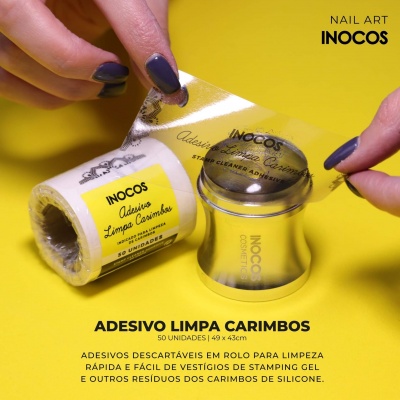 Rolo de adesivos para limpeza de carimbos e aplicador metálico prateado em fundo amarelo