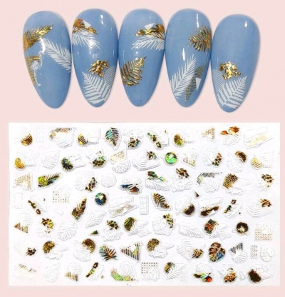 Unhas postiças azuis com desenhos de folhas e adesivos holográficos variados