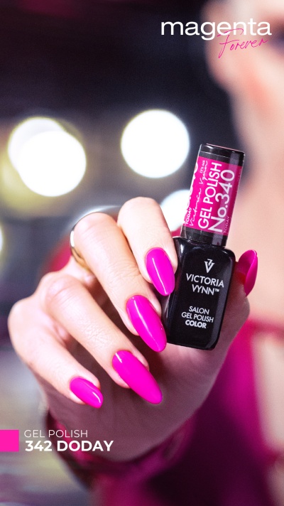 Mão com unhas pintadas de rosa magenta segurando verniz em gel Victoria Vynn Nº340