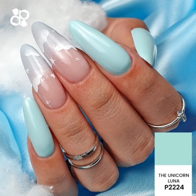 Unhas longas azuis claras e decoradas com nuvens e estrelas em fundo transparente