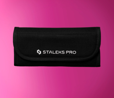 Estojo preto com texto STAELKS PRO em fundo rosa