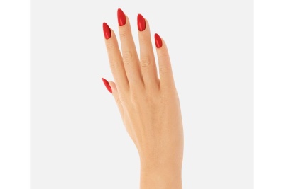 Mão feminina com unhas vermelhas compridas e amendoada com fundo cinza