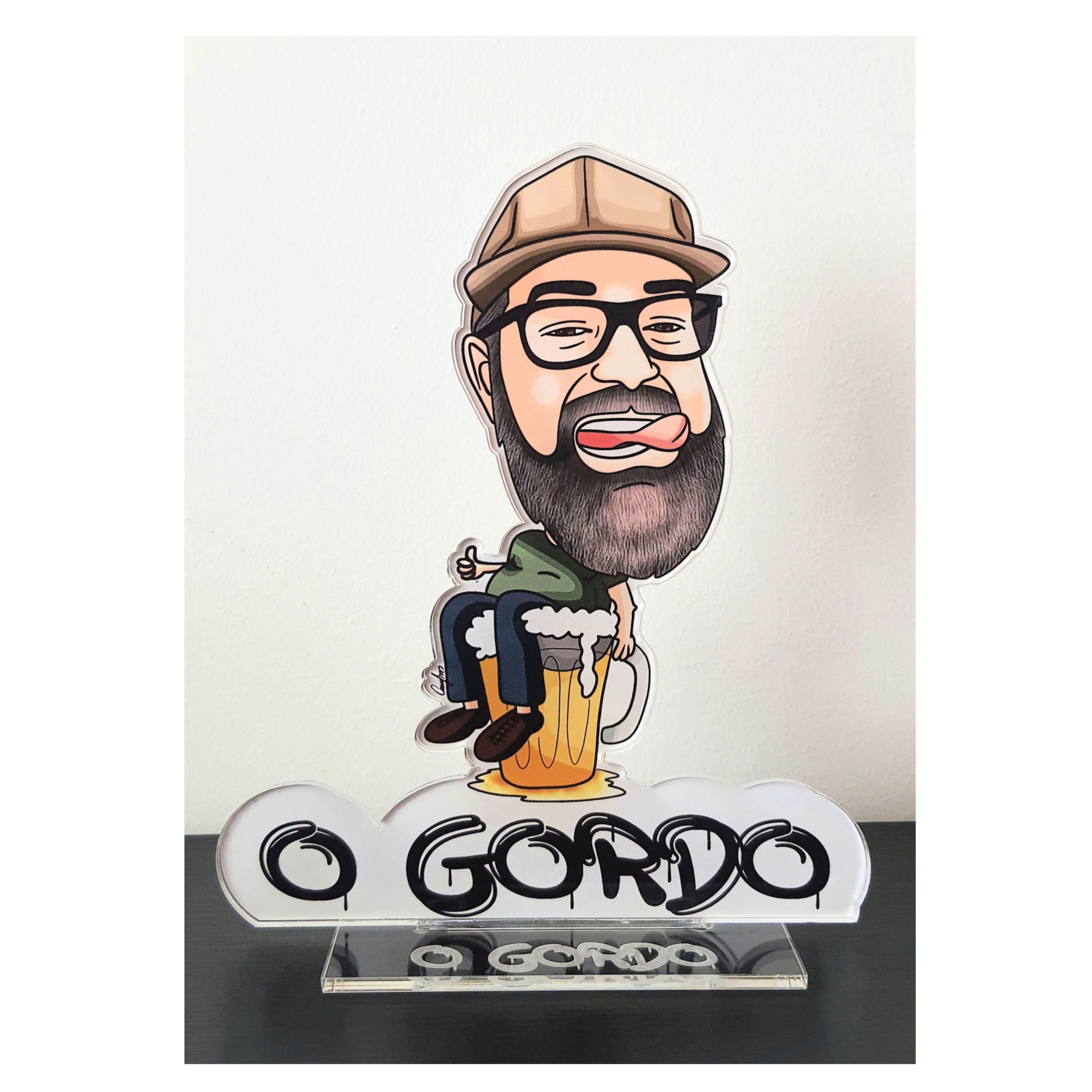 Figura acrílico de homem caricatural e texto O GORDO