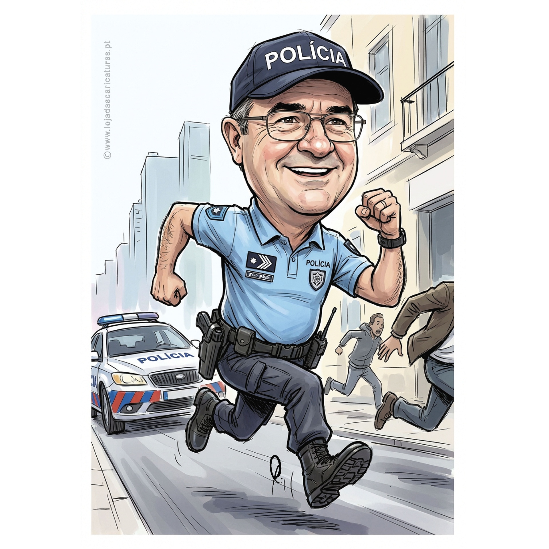 Caricatura de polícia a correr com uniforme azul claro e boné preto POLÍCIA numa rua urbana com carro de polícia atrás.