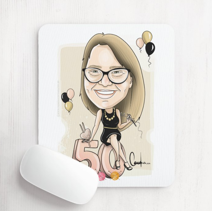 Tapete de rato com caricatura de mulher loira sentada no número 50 e bolas de lã