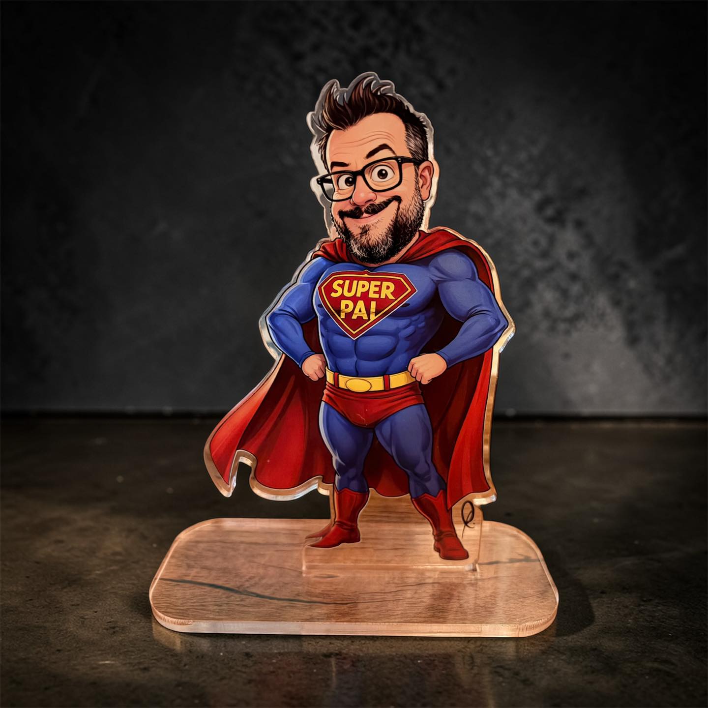 Estatueta acrílica de super-herói com texto SUPER PAI