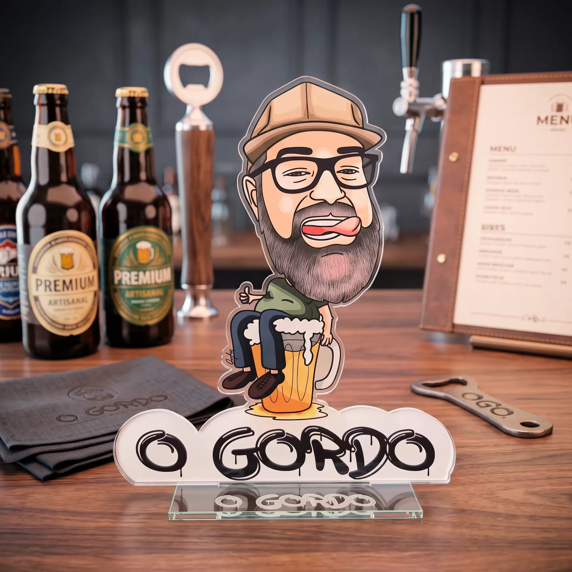 Display acrílico com caricatura e texto O GORDO numa mesa de bar com cervejas e menu