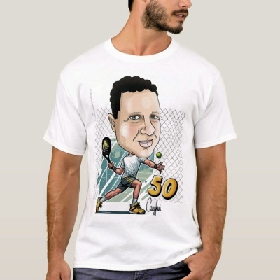 T-shirt branca com caricatura de jogador de ténis e número 50
