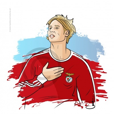 Pessoa com camisola vermelha de desporto e emblema no peito