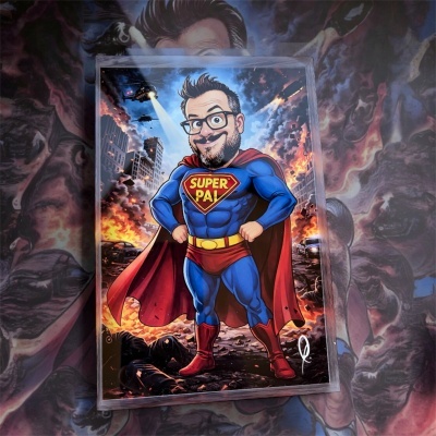 Desenho digital de super-herói com fato azul, capa vermelha e emblema SUPER PAL no peito em moldura transparente.