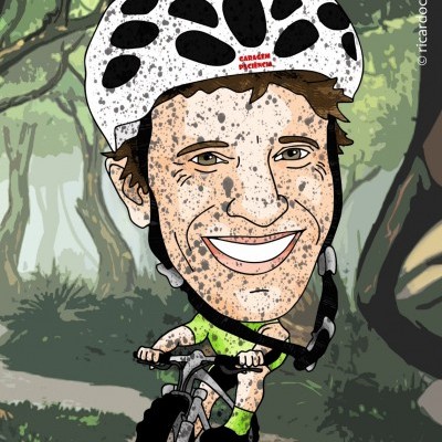 Porque comprar aqui? Homem em caricatura a andar de bicicleta de todo-o-terreno com capacete branco e manchas pretas numa floresta