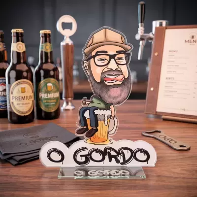 Display acrílico com caricatura e texto O GORDO numa mesa de bar com cervejas e menu