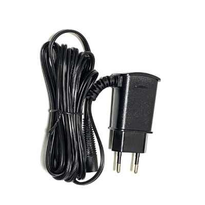 Carregador elétrico preto com ficha de dois pinos e cabo enrolado