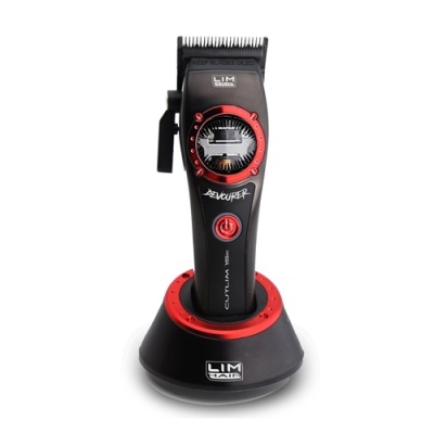 Aparelho elétrico para cortar cabelo preto e vermelho com suporte.