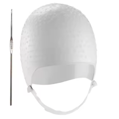 Touca de natação branca texturizada com fita e agulha metálica ao lado