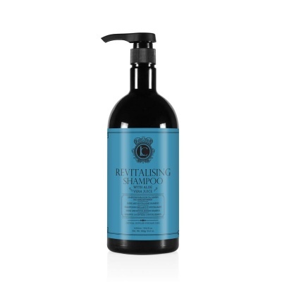 Frasco preto de shampoo revitalizante com rótulo azul e bomba dispensadora