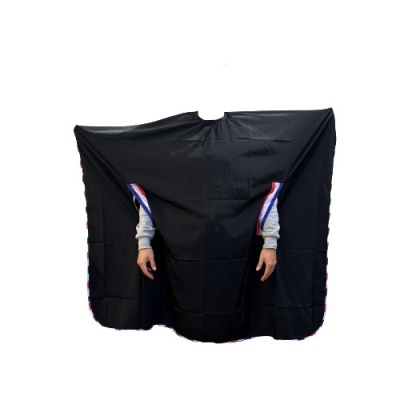 Poncho preto com detalhes tricolores vestida