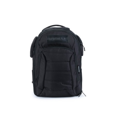 mochila preta em tecido com vários compartimentos e etiquetas