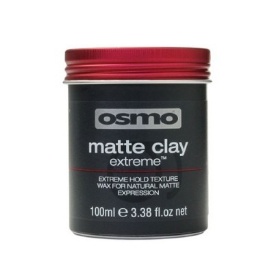 Recipiente preto com tampa vermelha do produto Osmo Matte Clay Extreme para cabelo