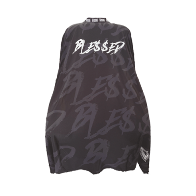 Capa de barbeiro preta com estampado BLESSED em cinza e branco