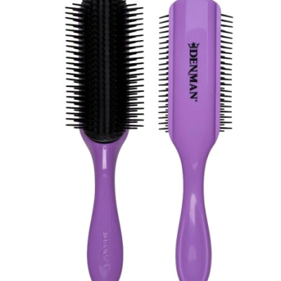 Escova de cabelo roxa com cerdas pretas e texto DENMAN.