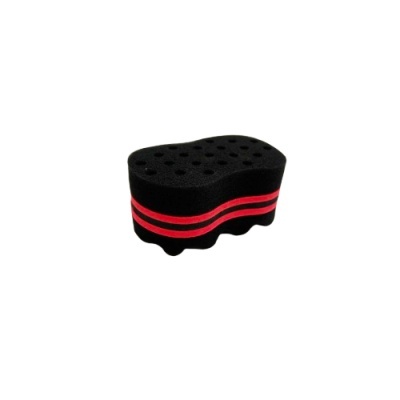 Esponja preta com faixas vermelhas e perfurações