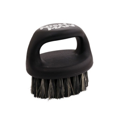 Escova preta com cerdas e texto NISSAN MAXIMA na pega