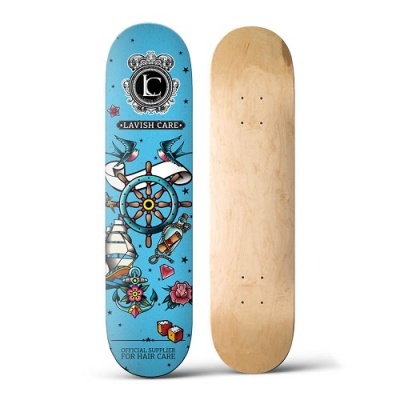 Duas pranchas de skate lado a lado, uma decorada colorida, outra em madeira natural