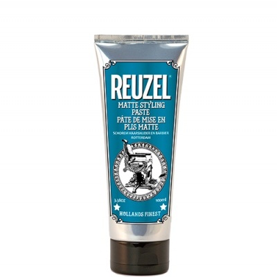 Tubo metálico prateado com rótulo azul de pasta para estilização de cabelo REUZEL