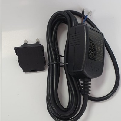 Carregador eléctrico com cabo preto e ficha com dois pinos