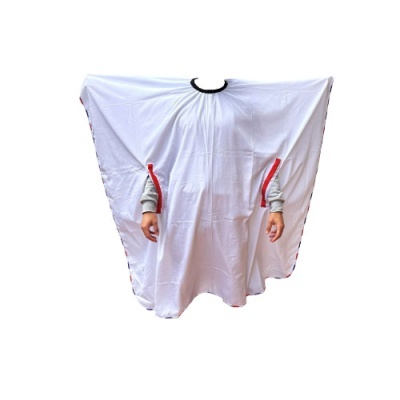 Capa branca com detalhes vermelhos e gola preta