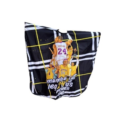 Capa de corte de cabelo preta com estampa de jogadores de basquetebol e padrão de linhas