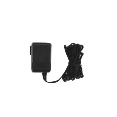 Carregador preto com cabo enrolado em fundo branco