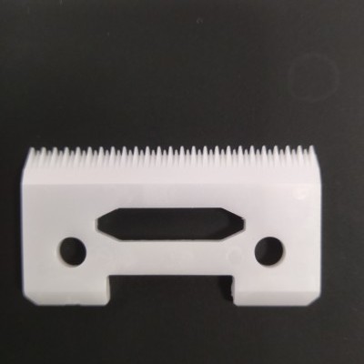 Lâmina branca para máquina de cortar cabelo sobre fundo preto