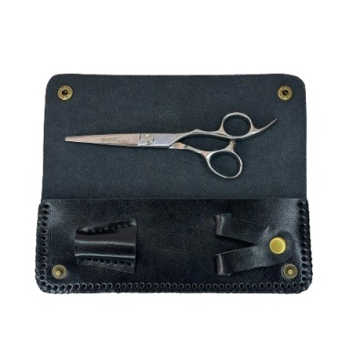 Tesoura de barbeiro em estojo de couro preto com botões dourados