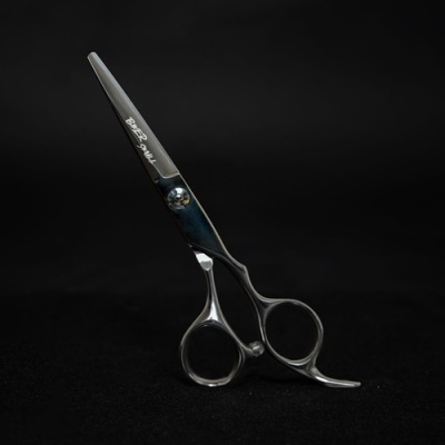 Tesoura de cortar cabelo preta e cinzenta com texto ZATO ONE