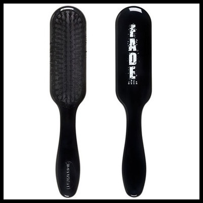 Escova de cabelo preta com cerdas e palavra 'FADE'