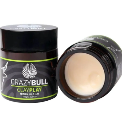 Frascos pretos do produto CrazyBull ClayPlay para cabelo, um aberto com massa creme e outro fechado.