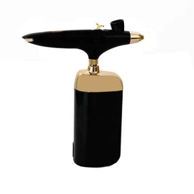 Vaporizador portátil preto com detalhes dourados