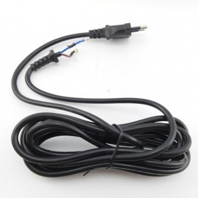 Cabo elétrico preto com plugue e fios desencapados sobre fundo branco