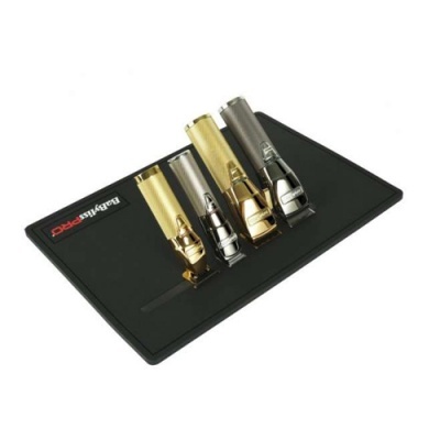 Máquinas de cortar cabelo de metal dourado, prateado e cinzento sobre base preta com texto BaBylissPRO