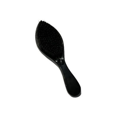 Escova de cabelo preta com cabo ergonómico e cerdas densas