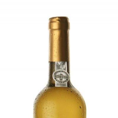Garrafa de vinho branco Quinta do Romeu Douro com rótulo branco e cápsula dourada molhada