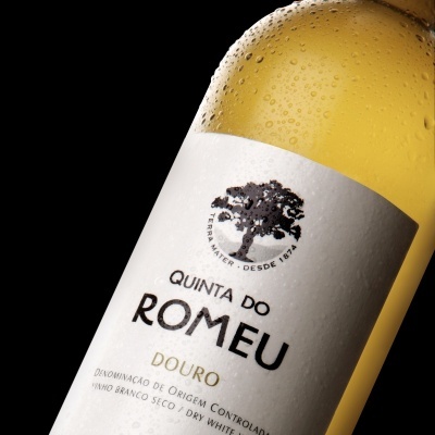 Garrafa de vinho branco Quinta do Romeu com rótulo branco e texto preto e dourado