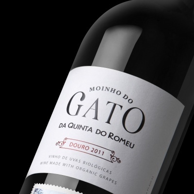 Garrafa de vinho Moinho do Gato, rótulo branco com texto e imagem tradicional