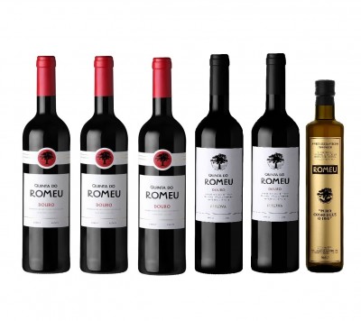 Cinco garrafas de vinho tinto Quinta do Romeu e uma garrafa de azeite sobre fundo branco.