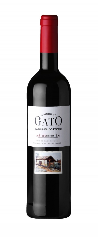Garrafa de vinho tinto com rótulo branco e cápsula vermelha