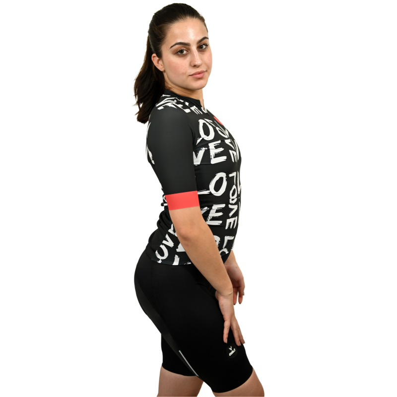 Jersey Love Dias dos Namorados Modelo com camisola de ciclismo preta com texto 'LOVE' e calções pretos, em fundo branco