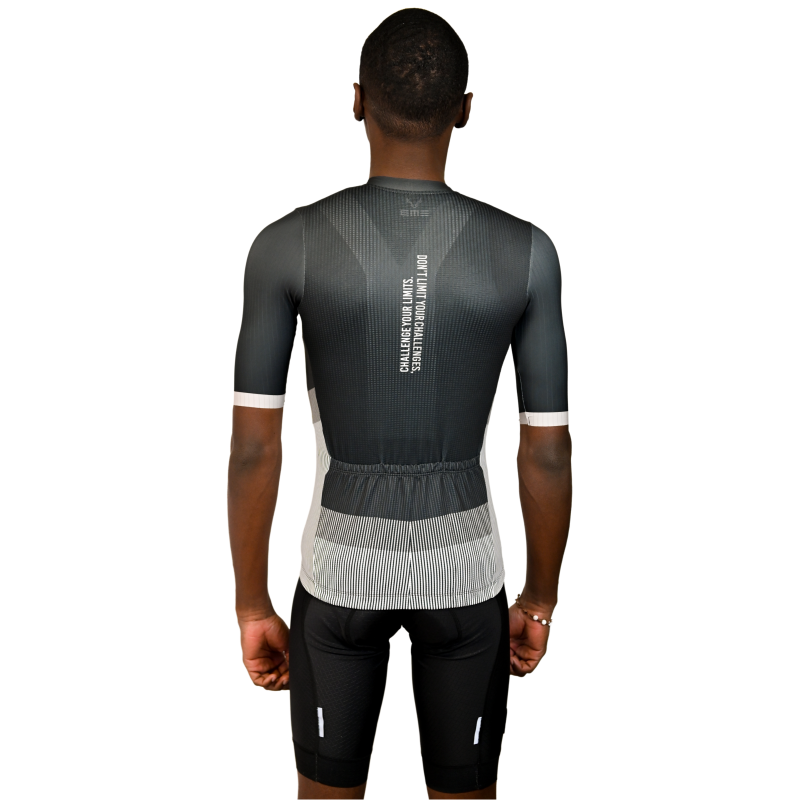 Jersey Ciclismo Strato Preto Fato de ciclismo em tons cinzento e preto com texto branco nas costas