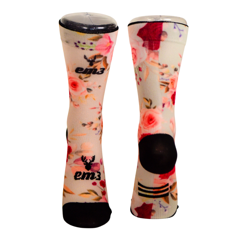 Meias Flores Meias estampadas com flores em tons rosa e vermelho e detalhes pretos
